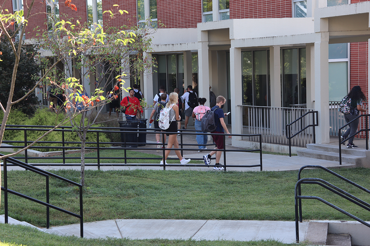 Students walking into Kelly Thompson Hall