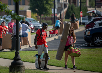 students moving in to WKU