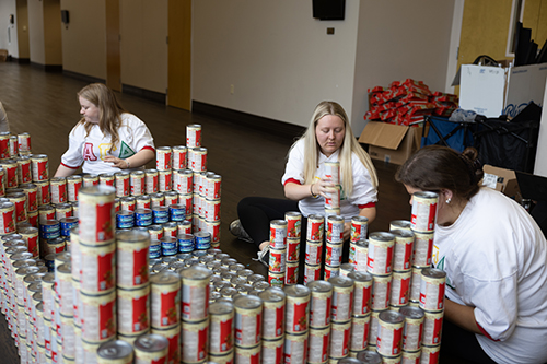 WKU Greeks exceed 55,000 with food drive for House on the Hill