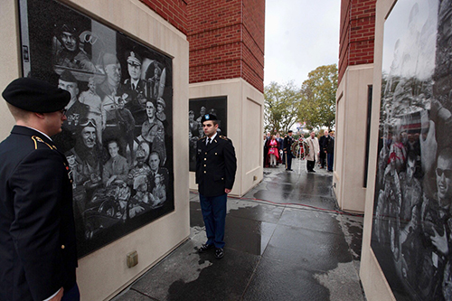 WKU honors veterans, unveils new panel at Guthrie Bell Tower