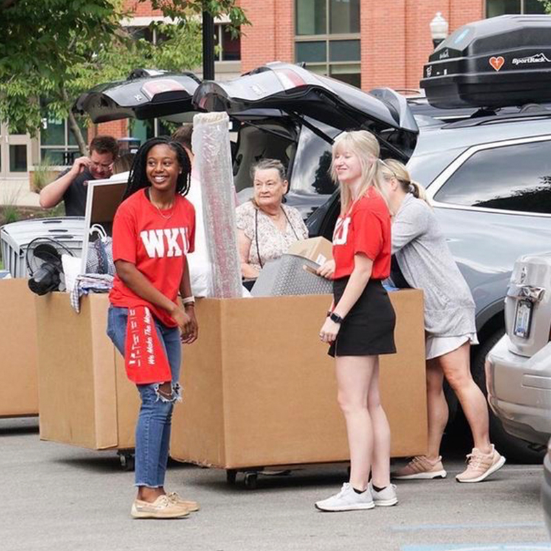 MASTER Plan Mentors helping with move in