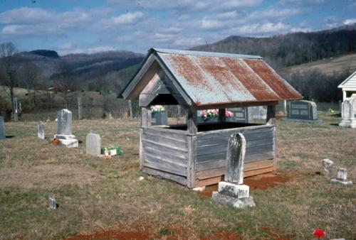 Small Child's Gravehouse, Pleasant Hill Baptist Church, Sunnybrook, KY (MS98)