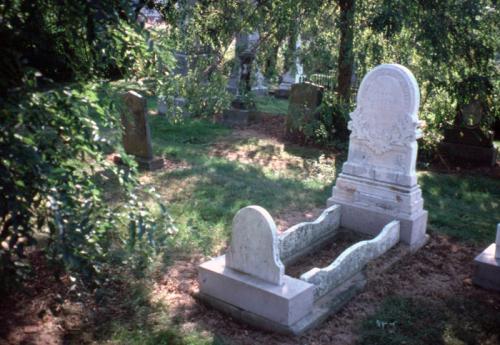 Grave Stand with Flower Bed, Maplewood Cemetery, Bloomfield, KY (MS336)