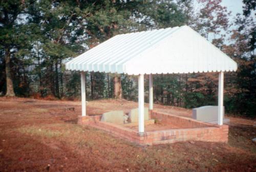 Bonnie and Pete Crum Gravehouse, Mt. Pleasant Church Corinth, MS (MS344)