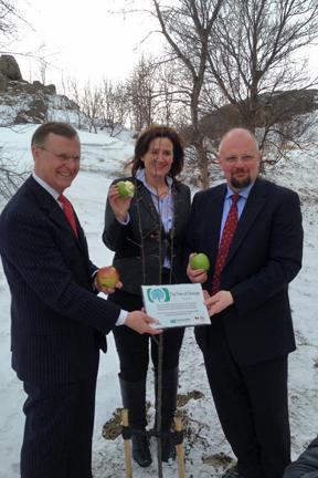 A plaque for the apple “Tree of Change” was presented at UNAK.