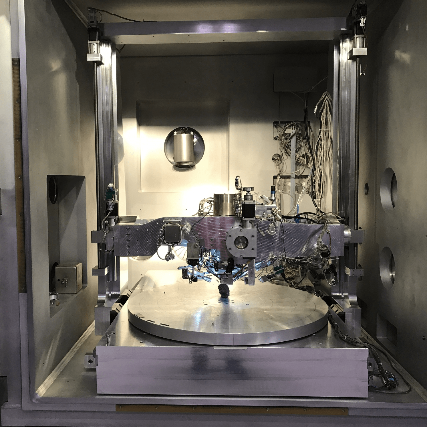 Large Chamber Scanning Electron Microscopy